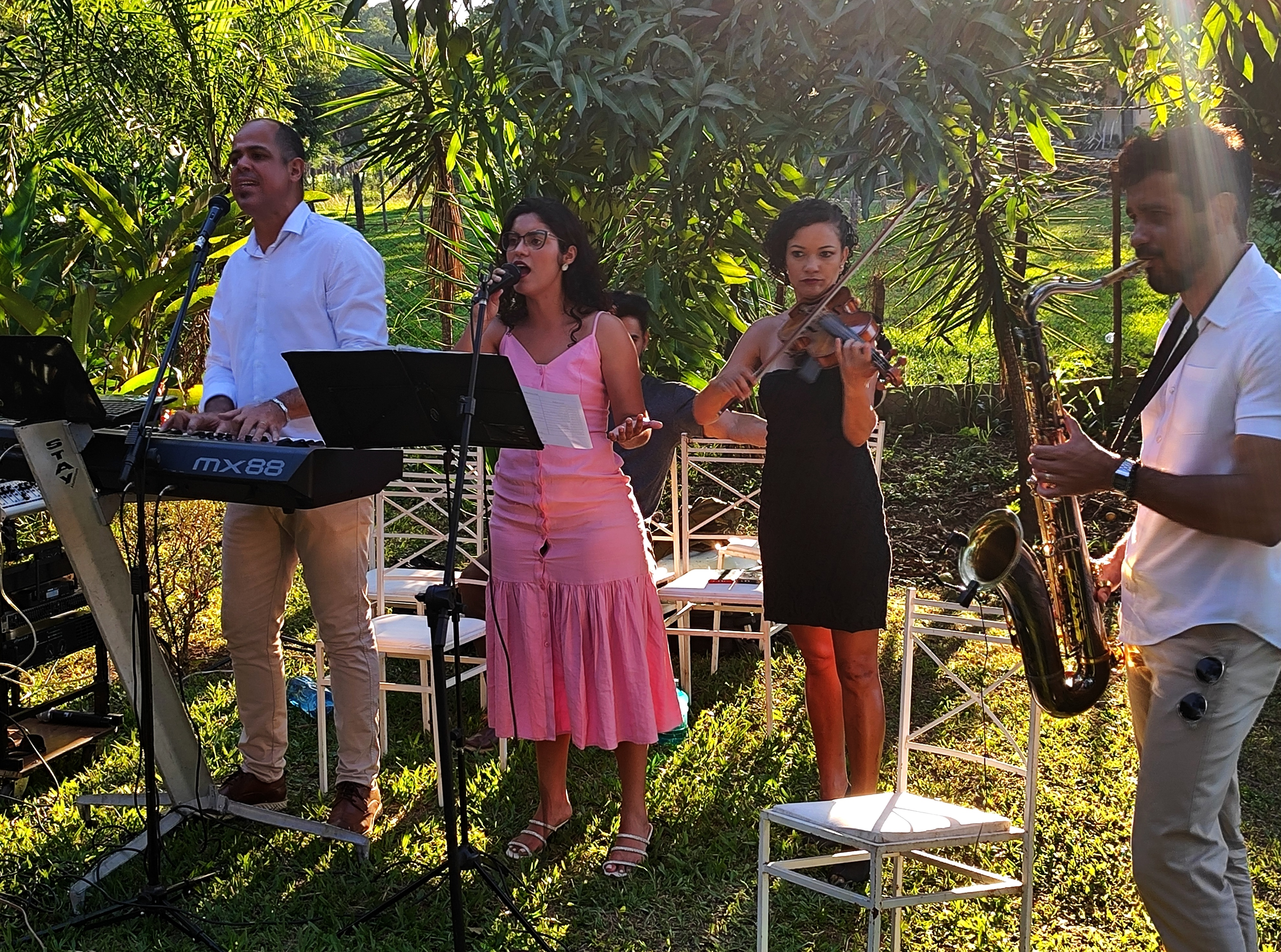 Quarteto completo em apresentação ao ar livre - Grupo Sonorus