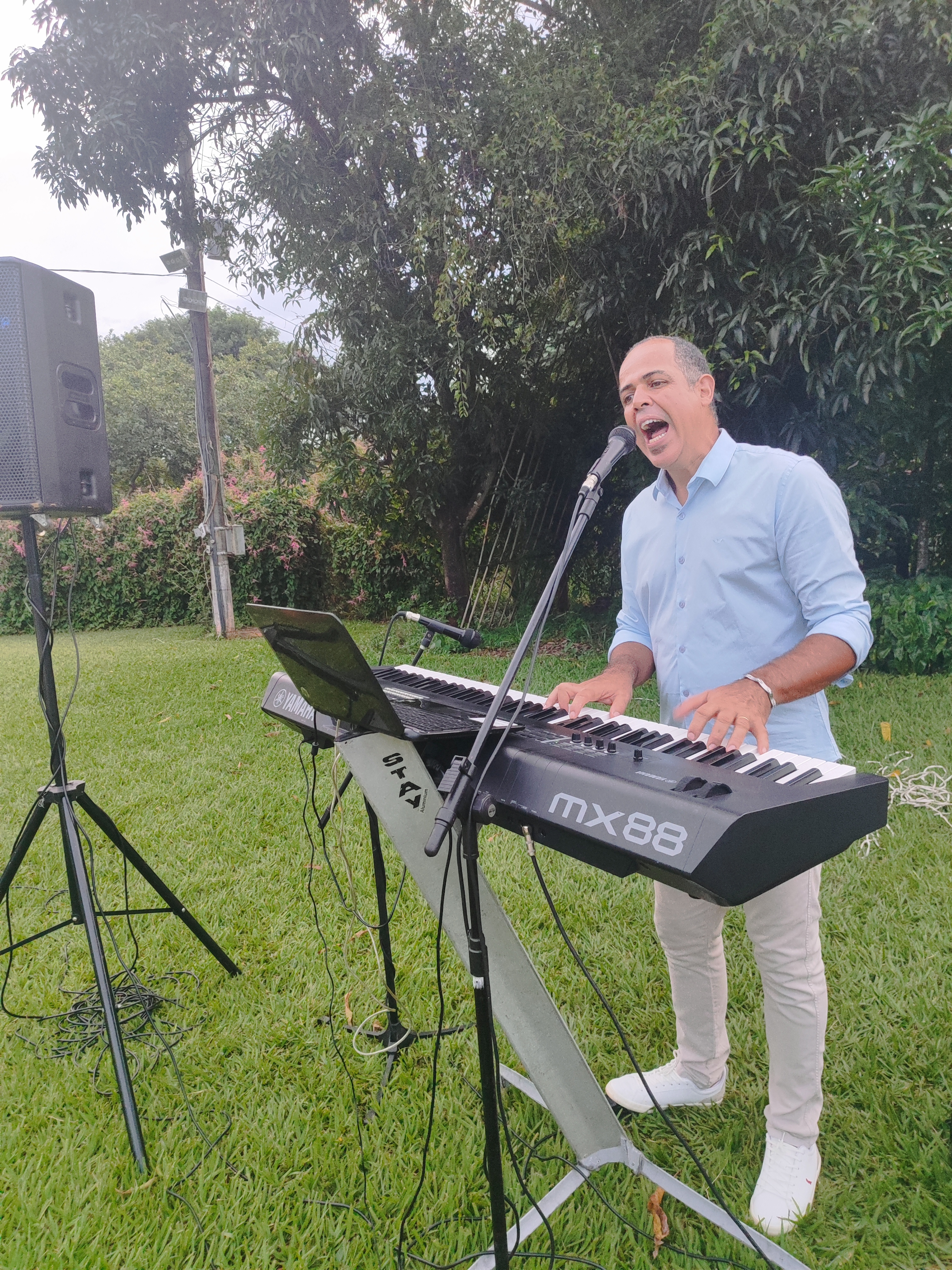 Apresentação solo ao teclado e vocal - Grupo Sonorus